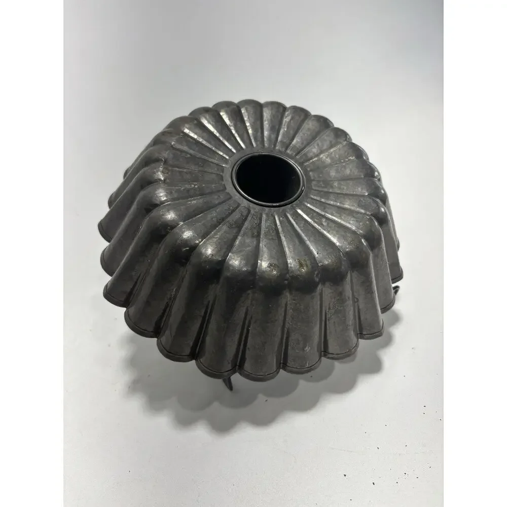 Vintage Fluted Tube Pan Bundt Cake Mold Primitive Farmhouse Bakeware